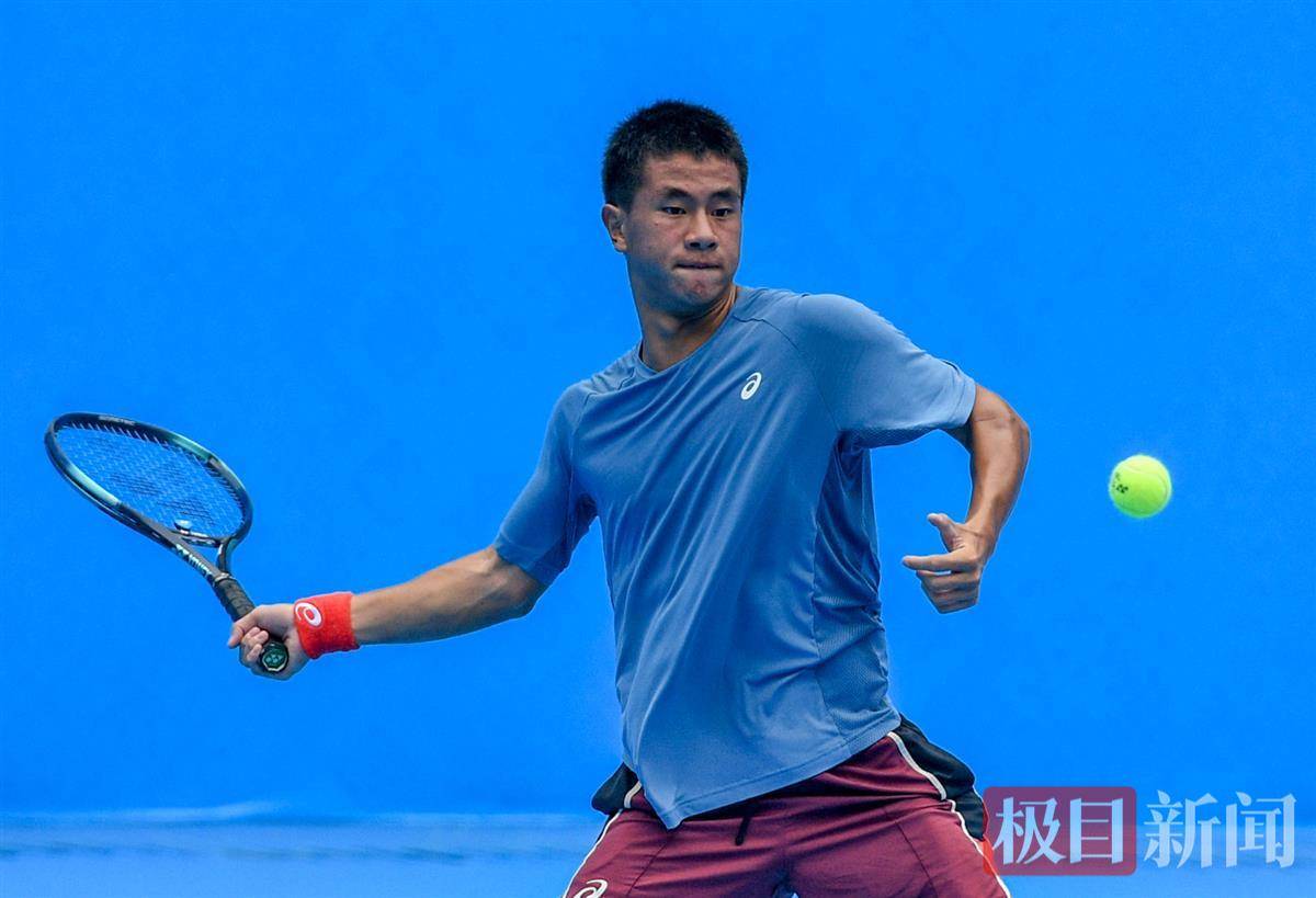 他通过一系 他通过一系